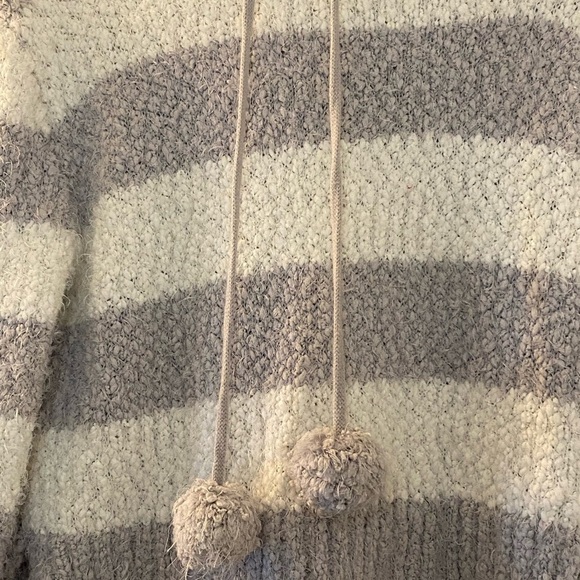 Harper Heritage sweater hoodie, size Large.  Gray and winter white. - Picture 3 of 5